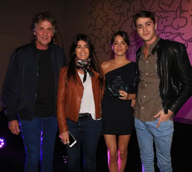ladymoskigna's tweet photo. 🔴Confirman en LAM que el patrimonio total de Tini es de 89 M de dólares, y que se dividirá de la siguiente manera:

70% Tini
15% Alejandro Stoessel
10% Mariana Muzlera
5% Francisco Stoessel

No puedo creer como el hermano y la madre van a garronear guita sin levantar un dedo https://t.co/G09Ugjmufc