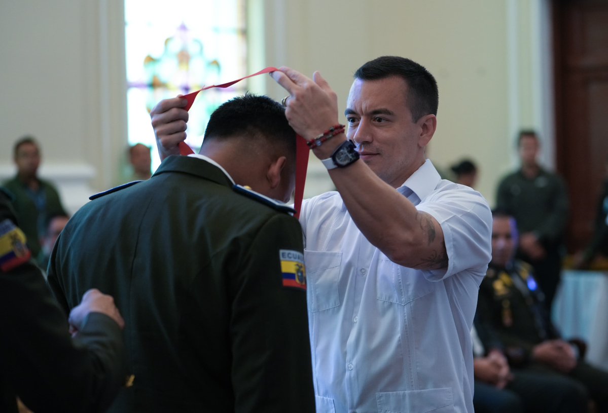 Presidencia_Ec's tweet photo. Hay decisiones que cambian la historia. Así lo demostraron el cabo primero Víctor Quinzo y el policía Carlos Quijije, quienes actuaron con valentía y firme compromiso con los ecuatorianos. Estos servidores, tras un patrullaje preventivo e identificación de un vehículo sospechoso, persiguieron y aprehendieron a tres delincuentes responsables del robo de un camión y secuestro del conductor.

Hoy reciben una condecoración por su entrega, por su vocación de servicio y por ser un ejemplo de quienes trabajan cada día por la seguridad de los ecuatorianos. 🇪🇨