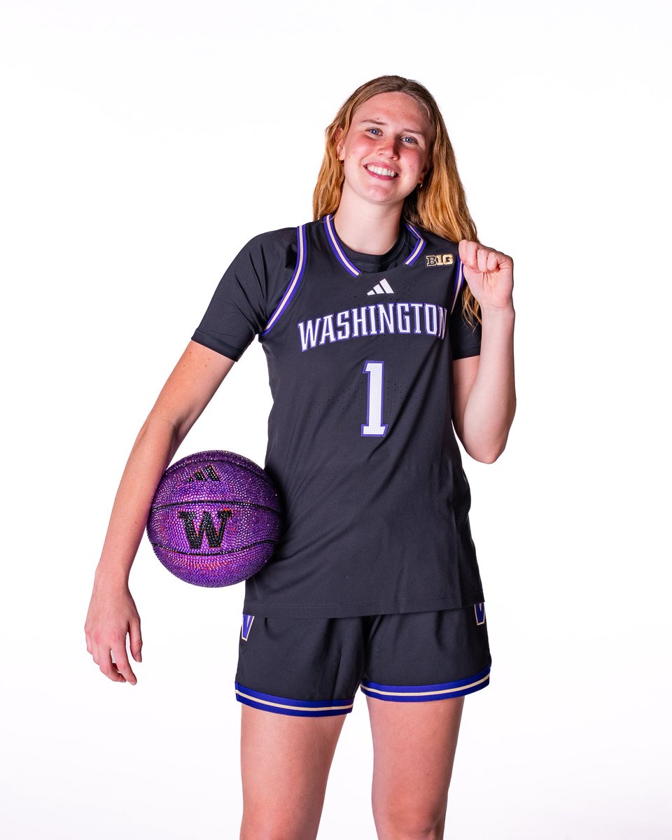 UW_WBB's tweet photo. HAPPY BIRTHDAY, KK‼️🎉🎂 https://t.co/TeAvaKAbEp