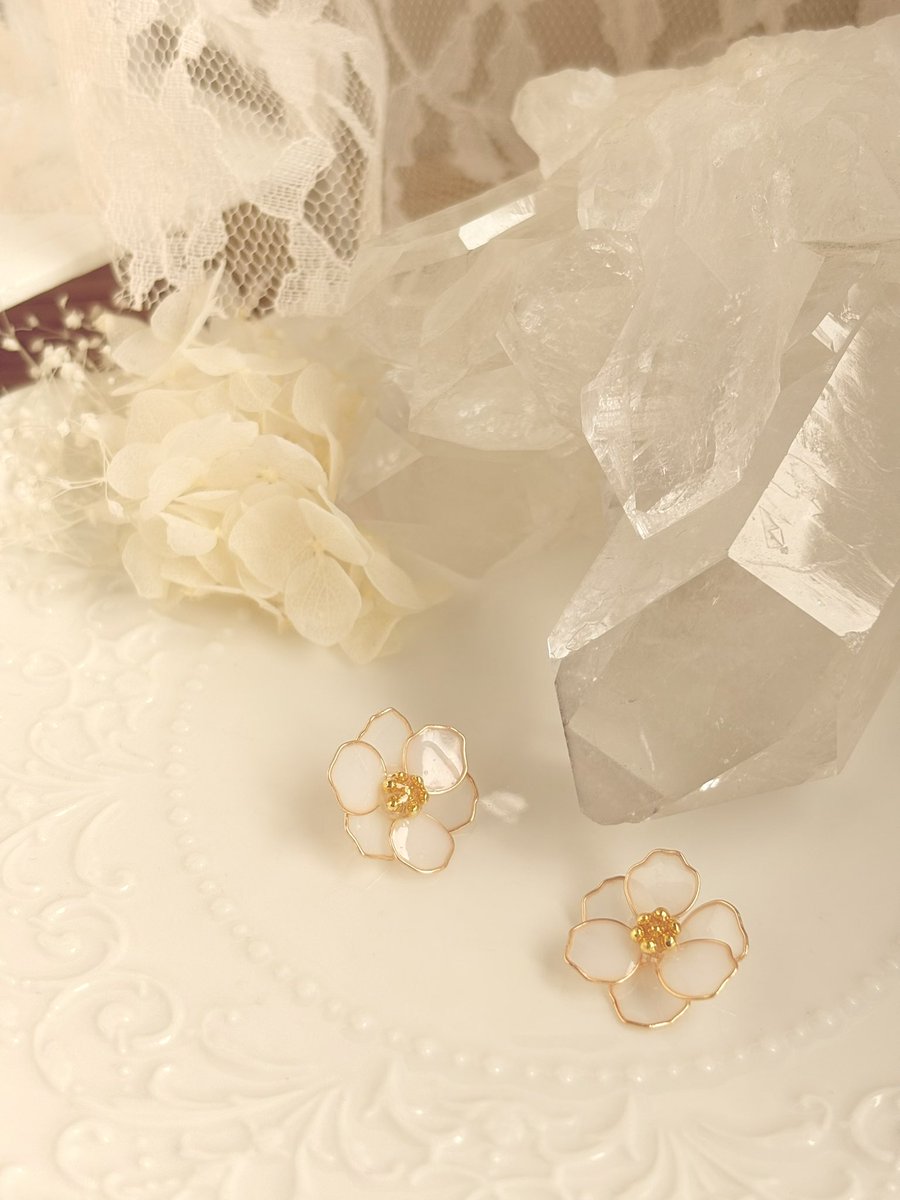 Ourando325's tweet photo. おはようございます✨️
白椿ぃ！！
 #ハンドメイド https://t.co/qcwsygPCQr