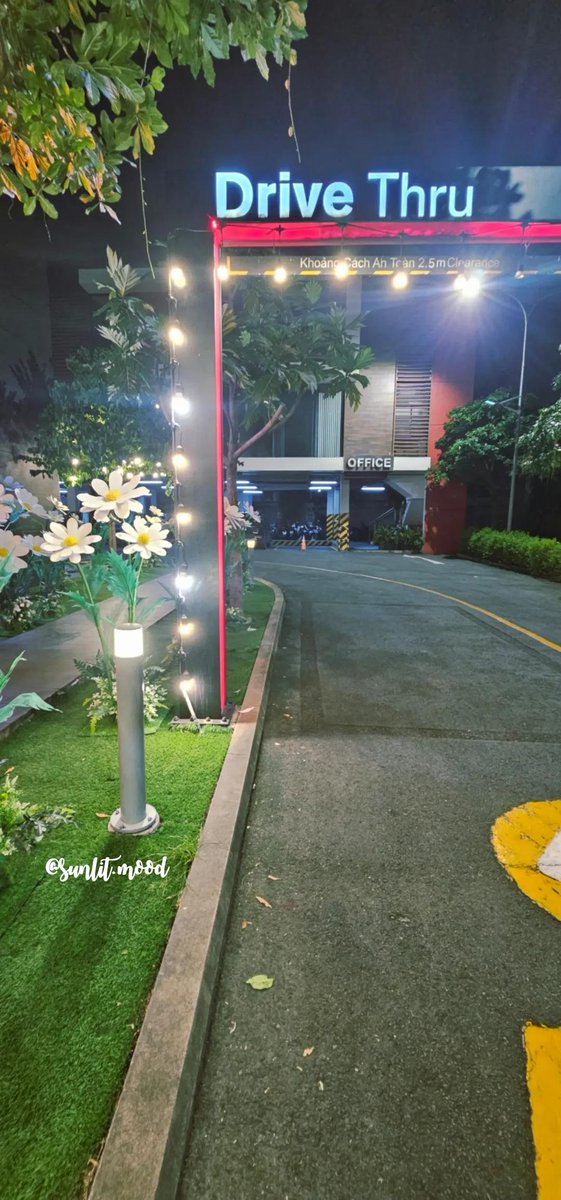 da181213's tweet photo. Excited na Filipino VIPs, your target market for the iconic G-Dragon collaboration, makita what you have in store today and the coming weeks @McDo_PH. If VIPs know where to go, we'll be there. 🫶

For reference only, this is Mcdonald's Vietnam last night 09.16 that's launching the collab on 09.24

Cr sunlit.mood