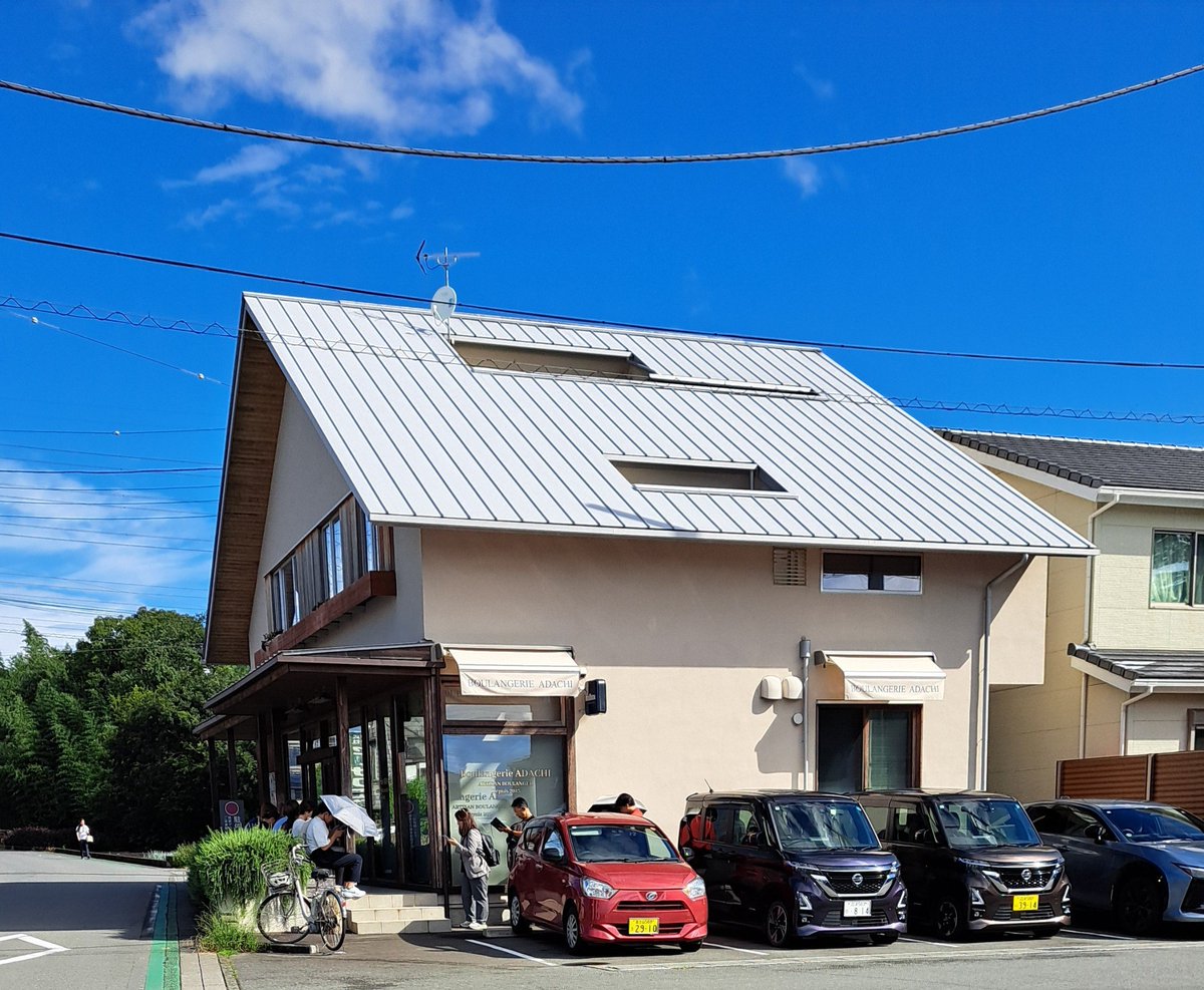 kukubloom's tweet photo. 平日に来てみたくて有給取ってADACHIさんに来た
開店前に着いたけど既に20人以上並んでる
徒歩で来てるから 久しぶりの青空で日傘さしてても暑い😅
外まで小麦のいい香りがしてる
あと10分で開店 何買おうかな
ドキドキ💕 https://t.co/1Hp4op4oF5