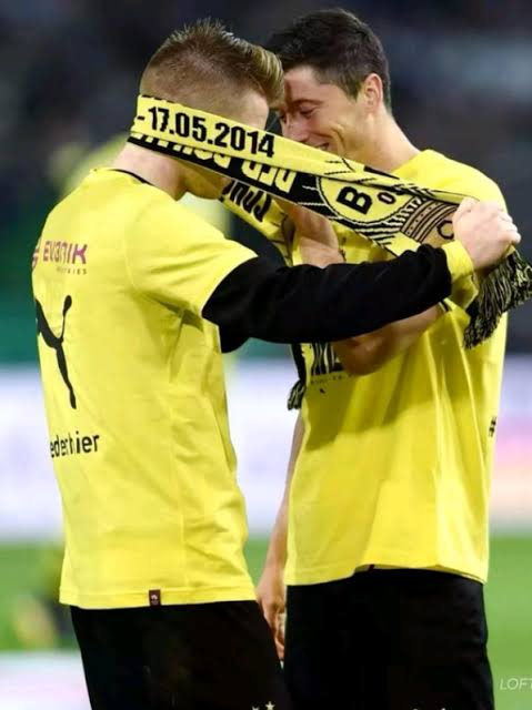 1370fics's tweet photo. new meaning to the pics of him with lewy and the scarf ☹️☹️☹️ bringing him into his circle of warmth ☹️☹️☹️☹️☹️☹️ https://t.co/CluhStr5a2