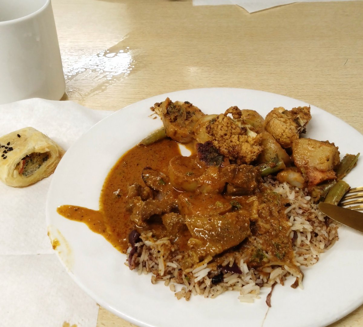 Gimin777's tweet photo. 職場ホテル、本日のまかないランチは、頭がかち割れそうなほど辛いカレー。
でもね〜、これがうめぇのよ。
口が痺れても食べ続けてしまうのよ。
インドカレー、恐るべしっ!
#まかない飯
#ホテル https://t.co/yaMw9Dfnsi