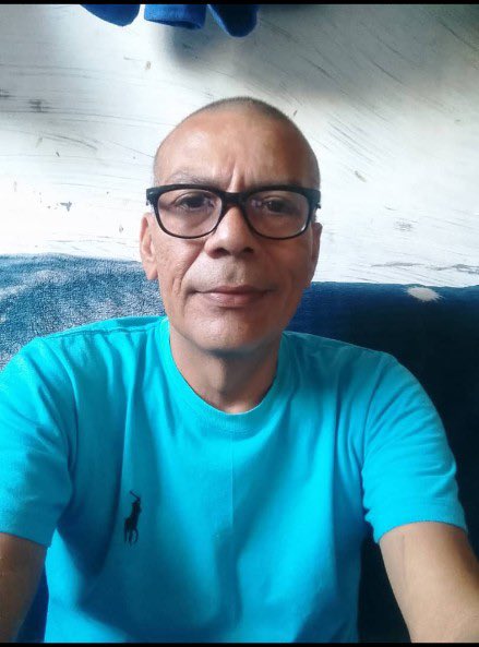 YOYOPRESS's tweet photo. 🛑 PRESO POLÍTICO DESDE 2017 Y CONDENADO A 30 AÑOS: Larry Briceño es insulinodependiente, tiene deficiencia renal y sufre EPISODIOS CONVULSIVOS EN TOCUYITO

Larry Enrique Briceño permanece privado de libertad desde agosto de 2017, cuando fue detenido y vinculado al llamado caso Paramacay. Tras más de ocho años encarcelado antes de recibir sentencia, en diciembre de 2025 fue condenado a 30 años de prisión, la pena máxima en Venezuela.

Hoy está recluido en Tocuyito y su estado de salud genera alarma. Es diabético tipo 2 insulinodependiente y, según las denuncias recientes, presenta deficiencia renal y episodios convulsivos. El expreso político Nelson Piñero, quien compartió celda con él, asegura que su condición es incompatible con permanecer en una cárcel.

Briceño necesita atención médica y acceso permanente a su tratamiento. Después de más de nueve años preso, su salud no puede convertirse también en una condena.