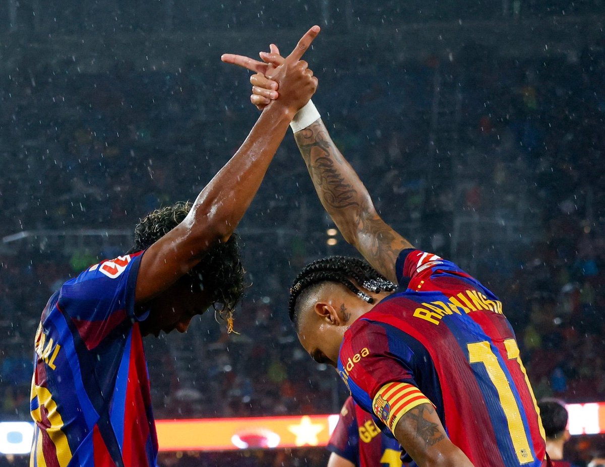 FabrizioRomano's tweet photo. 🔵🔴🌕 Raphinha to Lamine Yamal: “You are a phenomenon! You’re my Ballon d’Or”. https://t.co/GJGNshCx5h