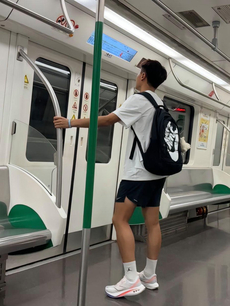 RichSentinus's tweet photo. A stranger held the subway door for me when I was rushing with a full bag of groceries, even making him miss his own stop. Simple act, huge warm heart—restored my tiny faith in a chaotic day. https://t.co/ZbBSCyNnl9