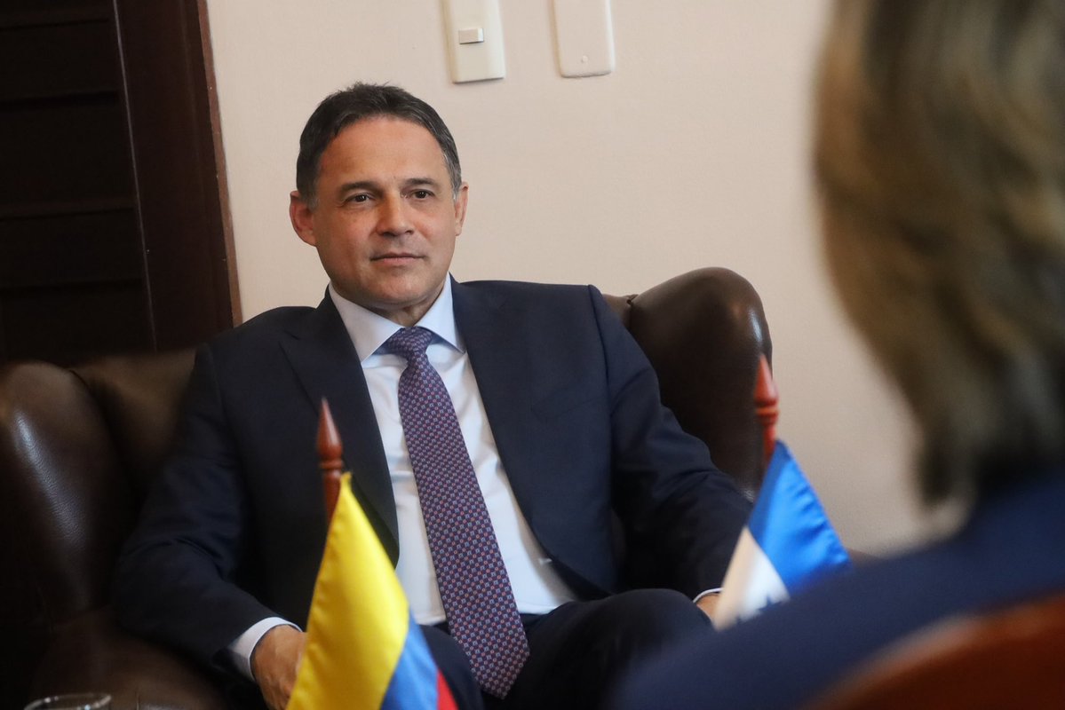 honohenriquez's tweet photo. 🇨🇴🇭🇳 Fortalecemos los lazos entre Colombia y Honduras.

Sostuvimos un encuentro con @TommyZambranoM, presidente del Congreso Nacional de Honduras, y los diputados Antonio Rivera y Mario Alonso Pérez. @hn_congreso 

Conversamos sobre la importancia de crear un Grupo de Amistad Parlamentaria que permita estrechar la cooperación entre ambos países y trabajar en temas de interés común como la seguridad.