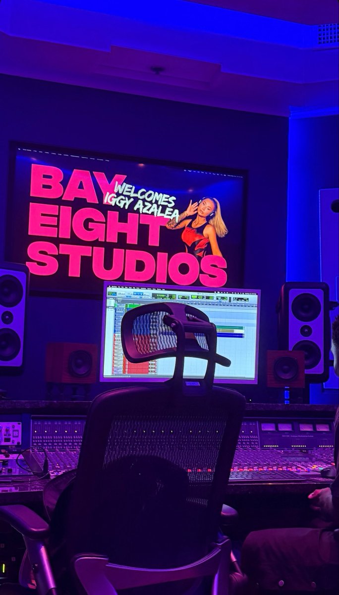 iggyazaleanobr's tweet photo. 🚨🚨 EMERGENCY AZALEAN 🚨🚨

A APOSENTADA ESTÁ EM UM ESTÚDIO.

Iggy Azalea acaba de postar um story com ela aparentemente gravando algo novo, com vocais ao fundo, depois de ANOS dizendo que não voltaria à música. 👀 https://t.co/iY6k9MUY4a