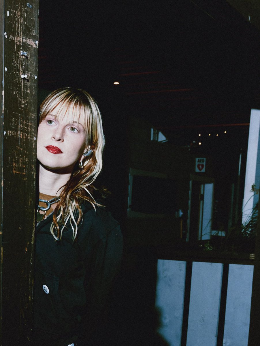 paramorebr's tweet photo. Hayley nos bastidores do show em Gilford, por Zachary Gray. 💄 https://t.co/UAa94Vwacy