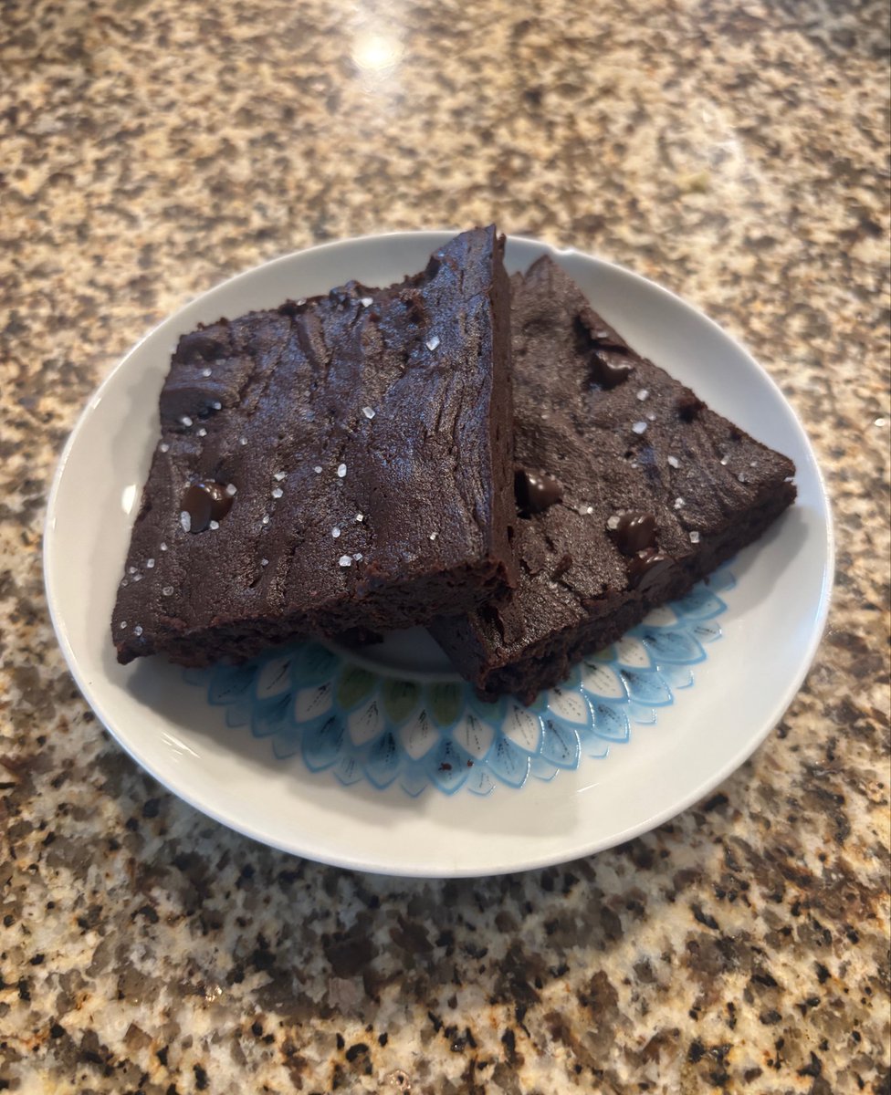 moon4ndmarz's tweet photo. this week’s bake is brownies !!! theyre sorta flat bc i wanted to make enough for my mom’s coworkers 😭 BUT WERE STILL YUM !!! https://t.co/hCN2lKUPGI