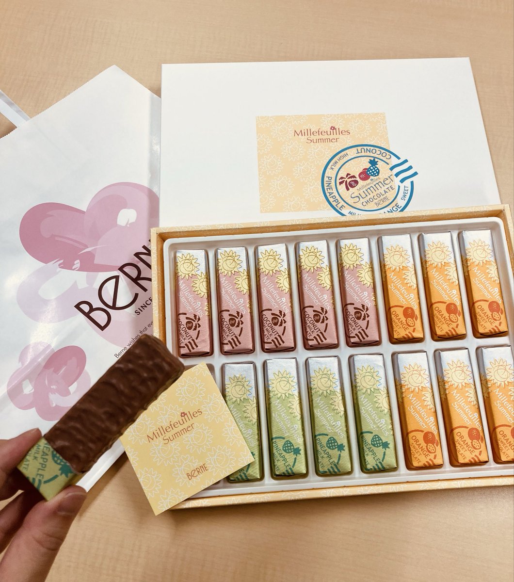 legal_joshi's tweet photo. ベルンさんの夏のミルフィユを頂きました🍫
季節限定フルーツフレーバー🍍🍊🥥
サクサクのパイに爽やかなクリームとチョコが相性抜群✨
冷やすとさらに美味しい…と分かっていつつ待ち切れず食べちゃいました😋
ご馳走様でした〜🧡
#BeRNE #ミルフィーユチョコ #スイーツ #頂きました #リーガル女子 https://t.co/Xoetig4opw