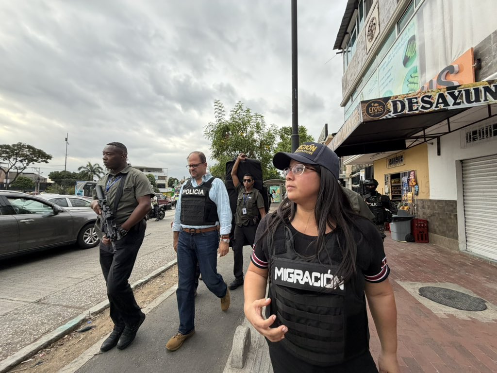 JohnReimberg's tweet photo. OPERATIVO MIGRATORIO EN SAUCES OCHO 

Continuando con los lineamientos del presidente Daniel Noboa, atendimos una solicitud ciudadana vía redes sociales pidiendo que se ejecute un operativo en el sector de Sauces Ocho. Hemos desplegado funcionarios más de 40 funcionarios de la subsecretaría de Migración y Policía Nacional con el siguiente resultado:

08 ciudadanos extranjeros que se encuentran en verificación de su status migratorio en territorio ecuatoriano. Uno de ellos tiene una orden de captura por incumplimiento de medidas cautelares.

Seguimos trabajando.