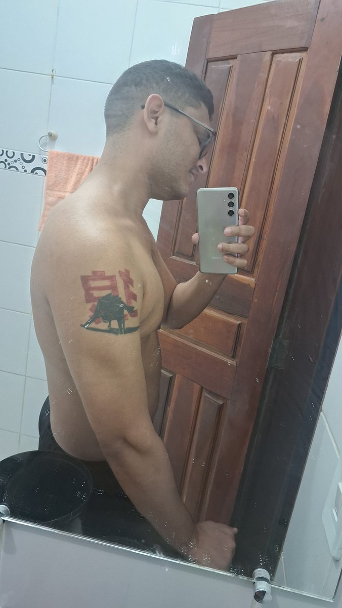 CactoAquatico's tweet photo. P.O.V: Vc tira foto no espelho dos outros e nem se tocou que na teoria já tem um álbum com umas 72 unidades ao longo de anos ☠️ https://t.co/EkXwwW4M5z