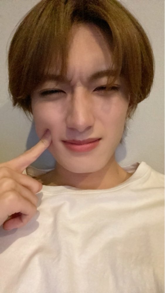 kwskyeri's tweet photo. 목요일이니까 좋아하는 쥬타로셀카보자..
밝은 갈발에 흰 티셔츠입고 흰 배경 셀카 너무너무좋디.. https://t.co/8x7uzhQv79