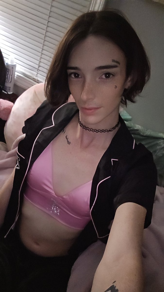 KezuraHonshi's tweet photo. First actual day at work today was great!!  Pathetically fell into my boyfriend's arms when I got home, so he bought me cute new juicy pajamas!! Best day ever 🩷✨️ https://t.co/hvsJNpCO4M