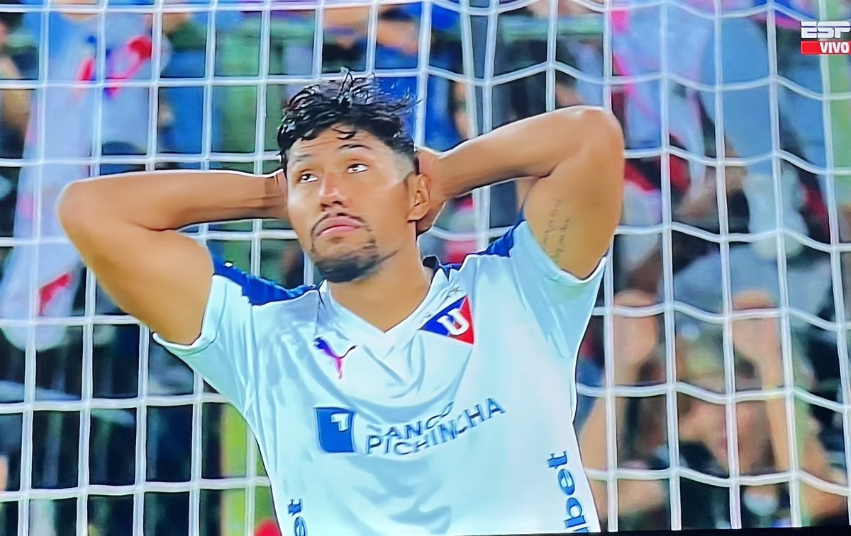 chacasalas's tweet photo. Dejó todo @LDU_Oficial es un equipo copero y con gran jerarquía y dio pelea, se eliminó en la definición por penales . Estrada un crack y Valle siempre brillante. El hincha respondió. No hay amargura, nos queda la sensación de grandeza. Será la próxima que no les quede dudas 💪⚽️ https://t.co/KklkZw7tn2