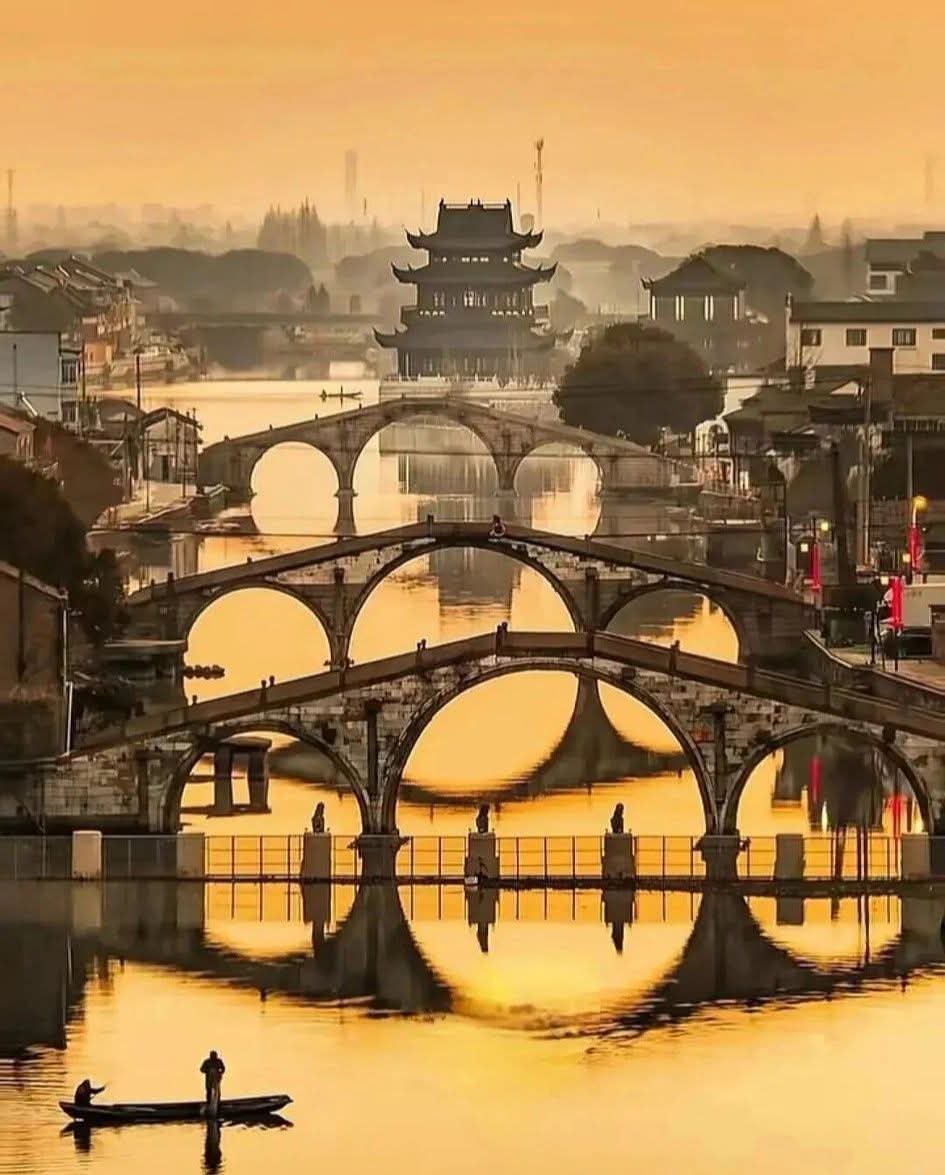 storyzhongguo's tweet photo. 浙江湖州南浔区双林古镇的双林三桥（万元桥、化成桥、万魁桥） https://t.co/MWCCo7BIDX