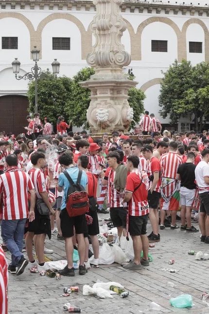 El_Pavia's tweet photo. El norte en Sevilla. Mongolo, eres realmente mongolo. https://t.co/wb2id0dj6Y