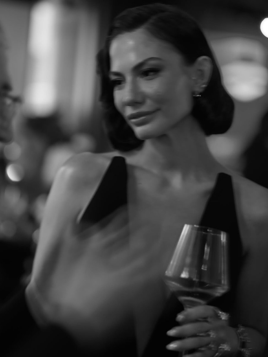 1kikioz's tweet photo. wow wow wow✨😭🖤

#DemetÖzdemir #TIFF @dmtzdmr https://t.co/WBLS5faLMo
