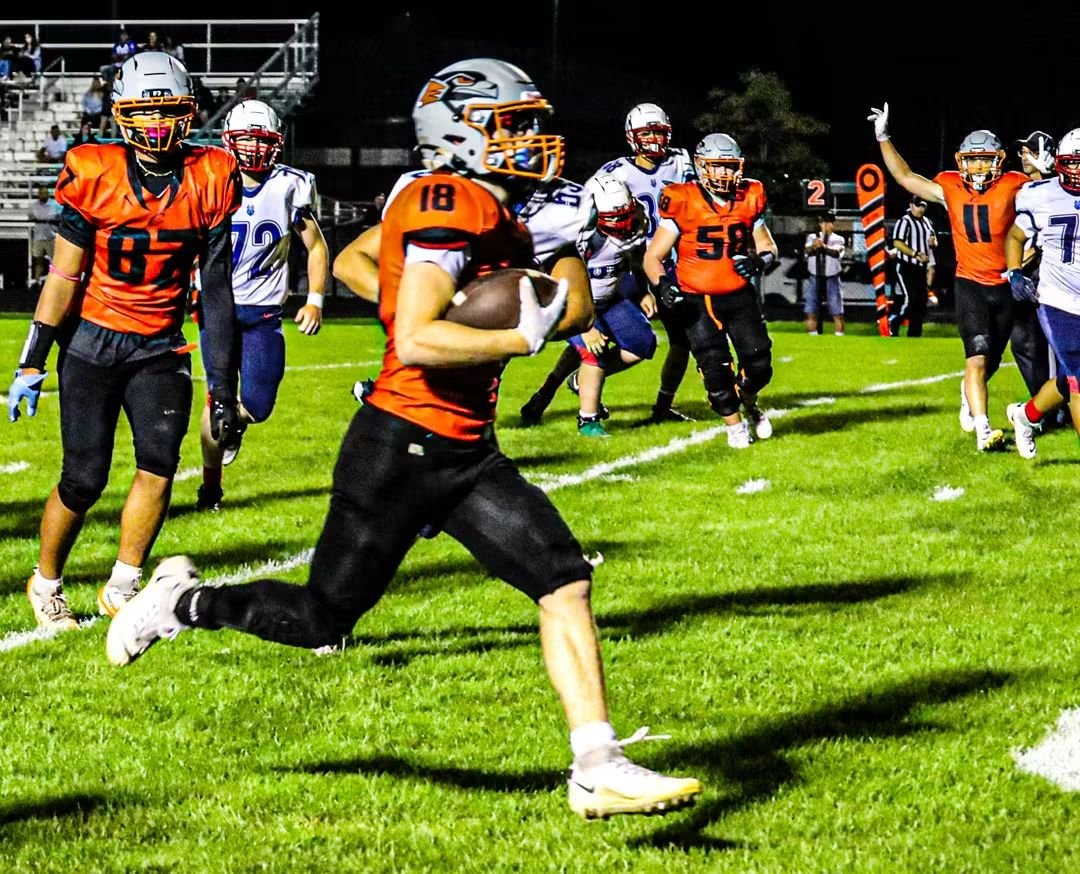 BobbyHortonIII's tweet photo. Apparently Hudl messed up on our last game, but my aunt caught a couple videos from the game. 1 TD and around 150 all purpose yards (coaches estimate) @RecruitMatador @247recruiting @MichFBFrenzy @TheD_Zone @ScoutedMi  @CSAPrepStar #Classof2029 https://t.co/5xEXJCvZIM