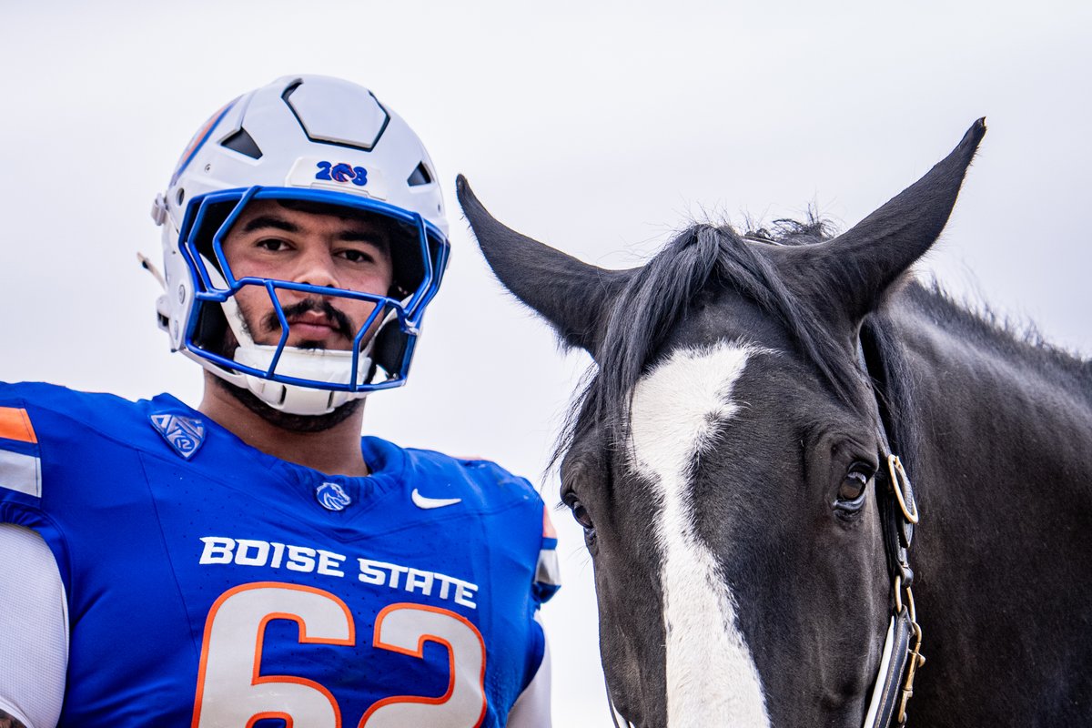 BroncoSportsFB's tweet photo. The threads for the 𝙁𝙧𝙤𝙣𝙩 𝙋𝙤𝙧𝙘𝙝 𝙤𝙛 𝙄𝙙𝙖𝙝𝙤 game 🏡🏟️

#BleedBlue | #BuiltDifferent https://t.co/ImxaVAzXbB