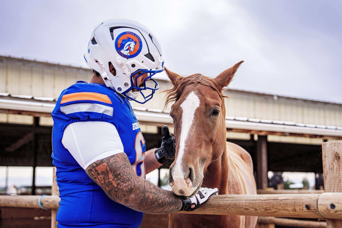 BroncoSportsFB's tweet photo. The threads for the 𝙁𝙧𝙤𝙣𝙩 𝙋𝙤𝙧𝙘𝙝 𝙤𝙛 𝙄𝙙𝙖𝙝𝙤 game 🏡🏟️

#BleedBlue | #BuiltDifferent https://t.co/ImxaVAzXbB