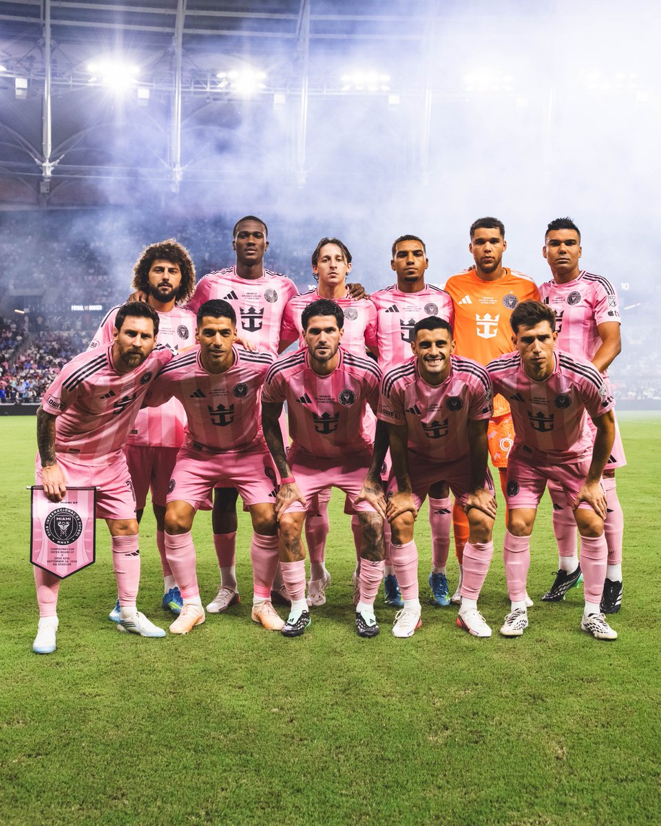 InterMiamiCF's tweet photo. Juntos 🤜 🤛

#MIAvCAZ https://t.co/liIVkjjk8n