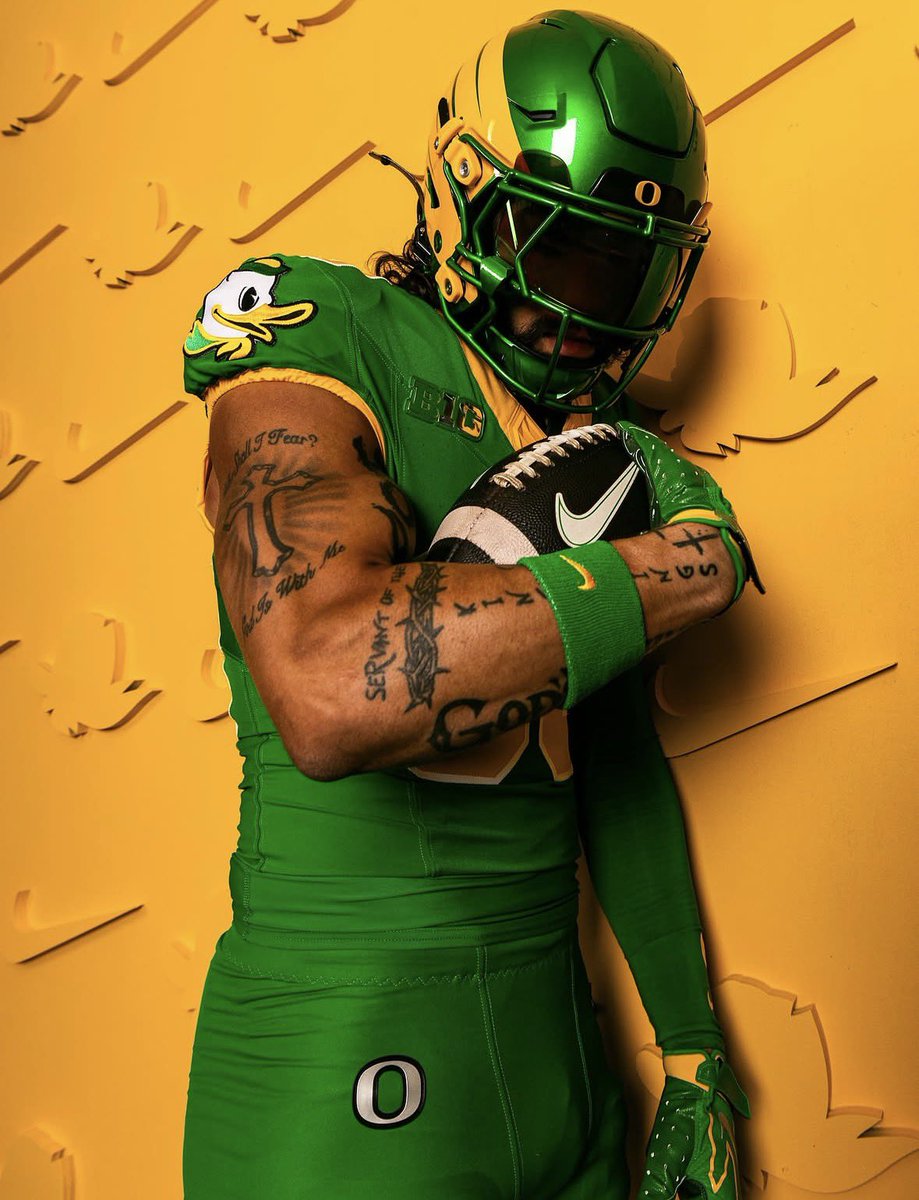 UNISWAG's tweet photo. The week 3 uni combo for @oregonfootball 

#uniswag https://t.co/cIkWtksbff