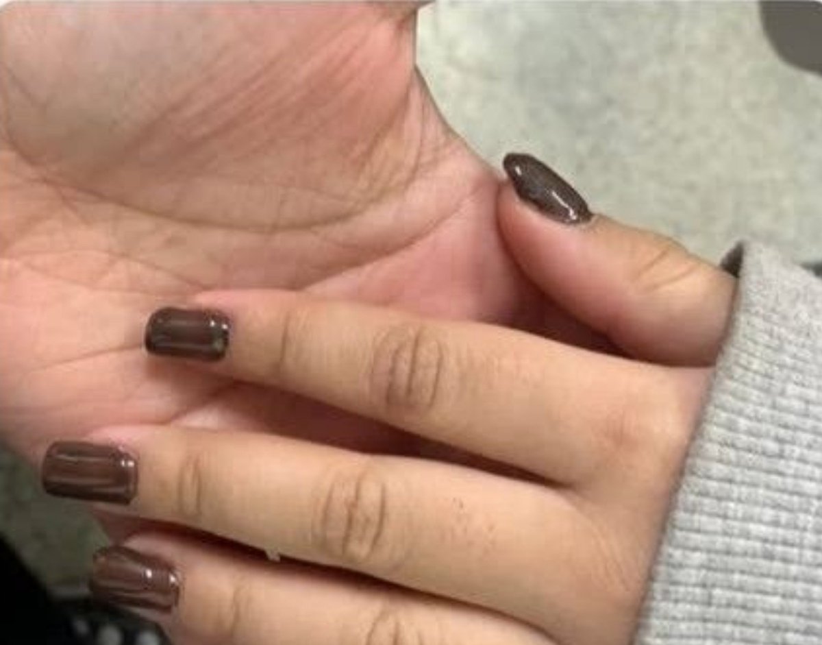 mahcherrys's tweet photo. a adultização pode ser sutil e bem disfuncional também, nem sempre tem a ver diretamente com sexualização no caso das crianças, mas é tão prejudicial quanto

essa foto é a mão de uma menina de 06 anos. pra quem ta aprendendo a pegar no lápis pra escrever, isso é DISFUNCIONAL https://t.co/4YzHNiMdwy