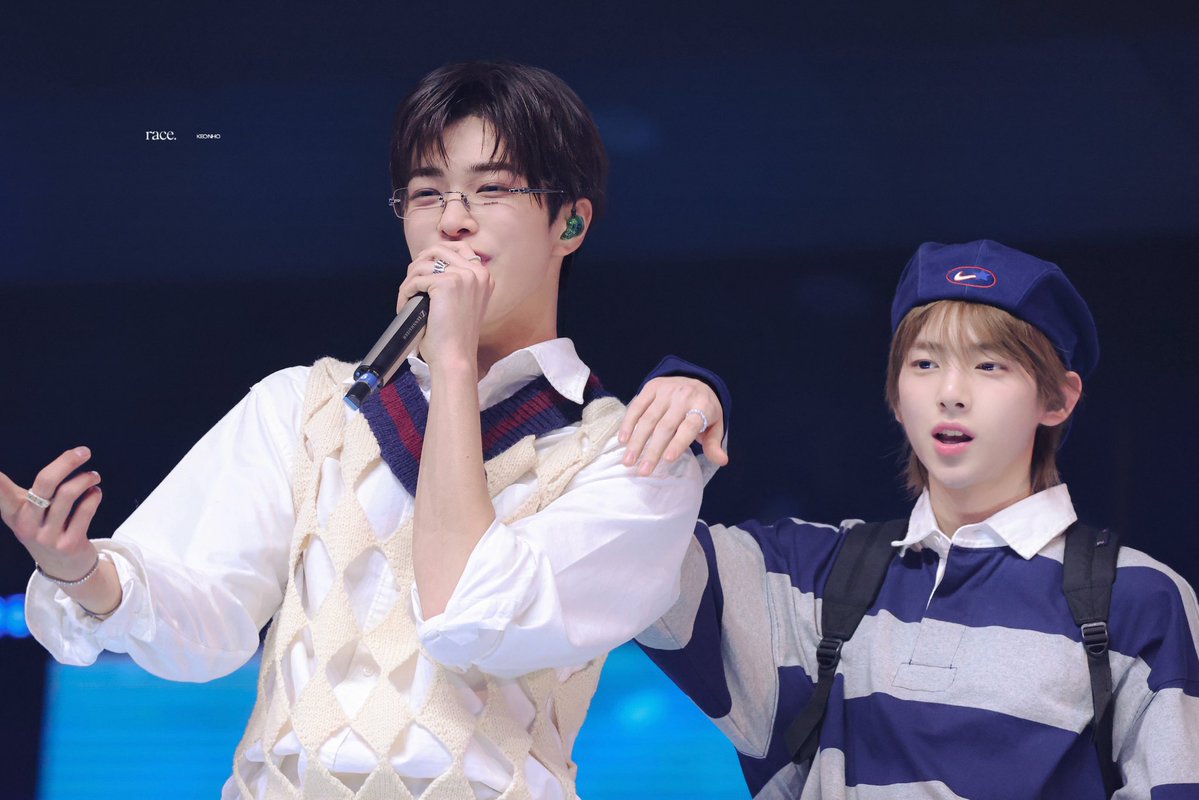 leebukkeo's tweet photo. 오른쪽이 형 https://t.co/ZojMBUrwRE