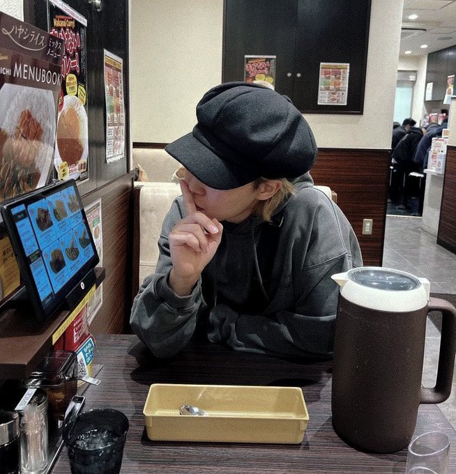 koojms_'s tweet photo. el hecho de que a cada uno la foto se la tomó el novio 🚬 https://t.co/8yLqOXdi5m