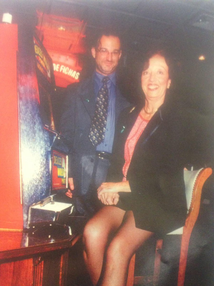 MidshipmanUY's tweet photo. la persona con pinta de chango es obvio quien es... pero el de corbata quien es? https://t.co/H4QOviq7T1