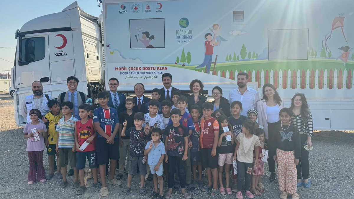 KoreanRC_eng's tweet photo. Under the MIRAE Project, Sukjong Boo, Ambassador of the Embassy of the Republic of Korea to the Republic of Türkiye, and Yusuf Ramazan Saygılı(@ramazansaygili1), Secretary General of the Turkish Red Crescent(@RedCrescent), visited the Gaziantep Community Center and the Mobile Child Friendly Space (M-CFS) in İslahiye.

During the visit, they observed Mental Health and Psychosocial Support (MHPSS) activities and met with children and community members benefiting from the project. The smiles of the children were a meaningful reminder of how humanitarian support can bring hope, comfort, and a sense of normalcy to communities affected by crisis.

The Korean Red Cross, through its continued partnership with the
Turkish Red Crescent under the MIRAE Project, remains committed to standing with communities and supporting their recovery with dignity, care, and hope. 🤝

#MIRAEProject #KoreanRedCross #TurkishRedCrescent #MHPSS #HumanitarianPartnership