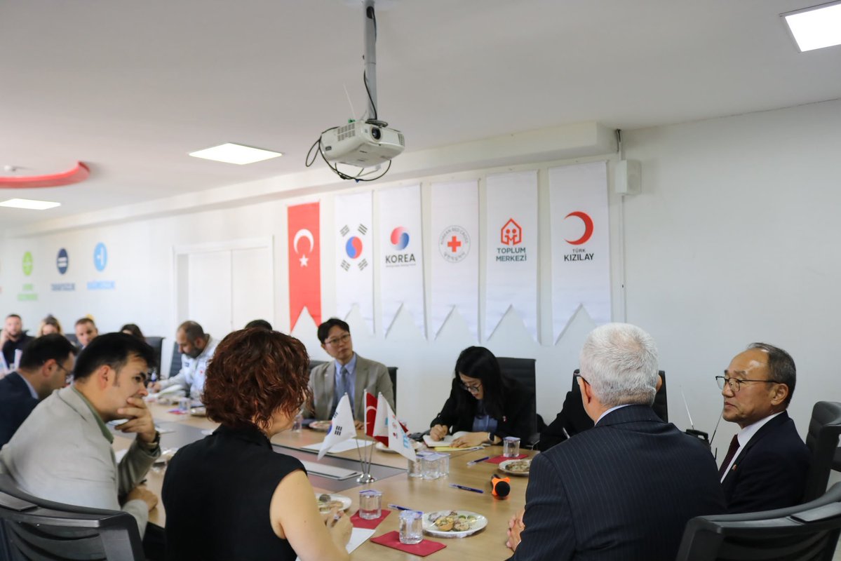 KoreanRC_eng's tweet photo. Under the MIRAE Project, Sukjong Boo, Ambassador of the Embassy of the Republic of Korea to the Republic of Türkiye, and Yusuf Ramazan Saygılı(@ramazansaygili1), Secretary General of the Turkish Red Crescent(@RedCrescent), visited the Gaziantep Community Center and the Mobile Child Friendly Space (M-CFS) in İslahiye.

During the visit, they observed Mental Health and Psychosocial Support (MHPSS) activities and met with children and community members benefiting from the project. The smiles of the children were a meaningful reminder of how humanitarian support can bring hope, comfort, and a sense of normalcy to communities affected by crisis.

The Korean Red Cross, through its continued partnership with the
Turkish Red Crescent under the MIRAE Project, remains committed to standing with communities and supporting their recovery with dignity, care, and hope. 🤝

#MIRAEProject #KoreanRedCross #TurkishRedCrescent #MHPSS #HumanitarianPartnership
