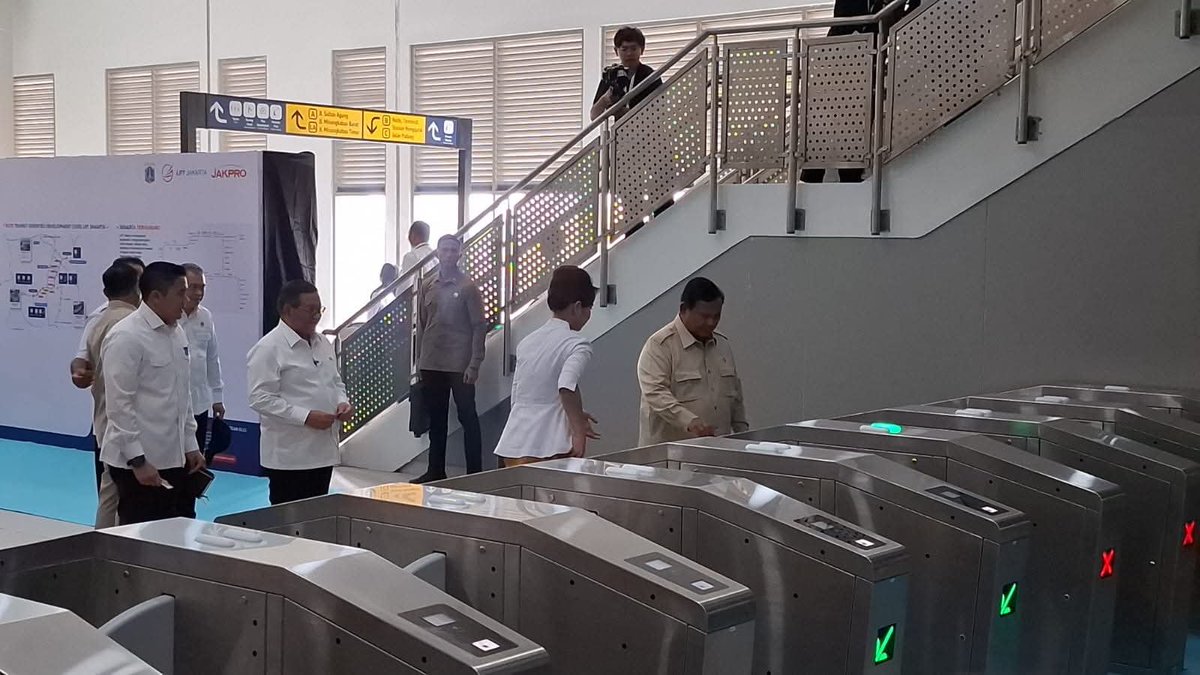 KapudS640's tweet photo. Orang yang tahu adab itu kayaknya Gubernur DKI Jakarta, Pramono Anung.

Sepanjang peresmian LRT Jakarta rute Kelapa Gading–Manggarai hari ini, gue perhatiin gerak-geriknya pas lagi mendampingi Presiden Prabowo Subianto.

Ada hal-hal kecil yang mungkin nggak semua orang notice. Pas masuk kereta, Pramono kelihatan mempersilakan Presiden masuk duluan dan ngasih ruang buat Prabowo duduk dengan leluasa sambil ngobrol sama dua orang pelajar.

Begitu juga pas tap in dan tap out.

Pramono nggak buru-buru. Dia mempersilakan Presiden melewati mesinnya lebih dulu.

Hal-hal kecil kayak gini kelihatan banget gimana seseorang menempatkan orang lain di hadapannya.

Sebagai wartawan yang tiap hari, bahkan tiap jam, ngikutin Pramono ke mana-mana, gue harus ngaku…

Jam terbang memang beda 🚀