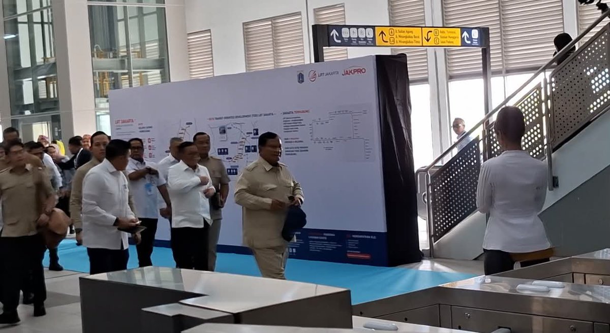 KapudS640's tweet photo. Orang yang tahu adab itu kayaknya Gubernur DKI Jakarta, Pramono Anung.

Sepanjang peresmian LRT Jakarta rute Kelapa Gading–Manggarai hari ini, gue perhatiin gerak-geriknya pas lagi mendampingi Presiden Prabowo Subianto.

Ada hal-hal kecil yang mungkin nggak semua orang notice. Pas masuk kereta, Pramono kelihatan mempersilakan Presiden masuk duluan dan ngasih ruang buat Prabowo duduk dengan leluasa sambil ngobrol sama dua orang pelajar.

Begitu juga pas tap in dan tap out.

Pramono nggak buru-buru. Dia mempersilakan Presiden melewati mesinnya lebih dulu.

Hal-hal kecil kayak gini kelihatan banget gimana seseorang menempatkan orang lain di hadapannya.

Sebagai wartawan yang tiap hari, bahkan tiap jam, ngikutin Pramono ke mana-mana, gue harus ngaku…

Jam terbang memang beda 🚀