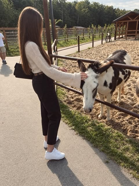 AdamWoodvjv's tweet photo. First things first, i (19F) met her (28F) through a friend in common, even though we had a kinda big age difference, we just clicked, so i gave her my contact. https://t.co/uN8MOzYvZT
