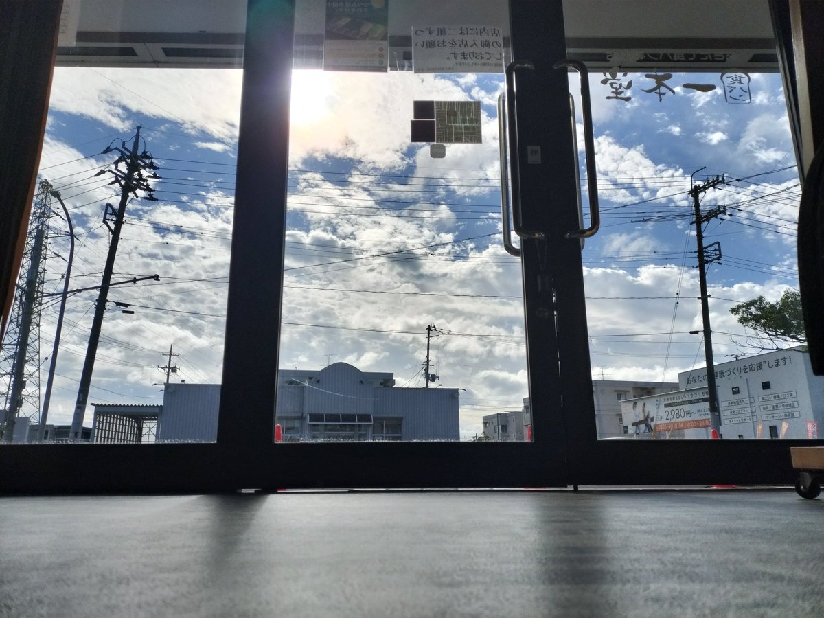 akebono_ippondo's tweet photo. おはようございます☀

久し振りに晴れ☀ましたね！

🍞と🍡も完売して晴々としたい…🤔

本日も皆様のご来店お待ちしております😊
Open:10:00（パンは11時〜）
close:18:00
定休日
一本堂:毎週日曜・月曜日
つつみ屋 :なし（日・月曜15:15迄）
#一本堂
#つつみ屋
#石巻
#ベーカリー
#だんご https://t.co/jvY7WpNRli