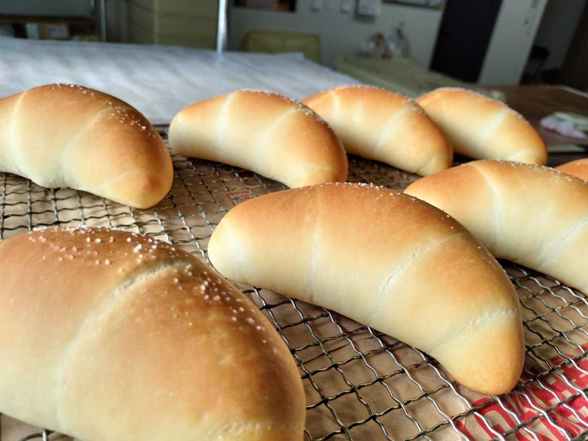 akebono_ippondo's tweet photo. おはようございます☀

久し振りに晴れ☀ましたね！

🍞と🍡も完売して晴々としたい…🤔

本日も皆様のご来店お待ちしております😊
Open:10:00（パンは11時〜）
close:18:00
定休日
一本堂:毎週日曜・月曜日
つつみ屋 :なし（日・月曜15:15迄）
#一本堂
#つつみ屋
#石巻
#ベーカリー
#だんご https://t.co/jvY7WpNRli