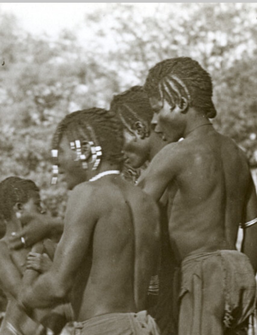 OziIkoro's tweet photo. Group of young men with braided hairstyles near the Benue River in present-day Nigeria, circa 1914. 

Photographed by Cecil Hayward. https://t.co/wSlwO4ML1h