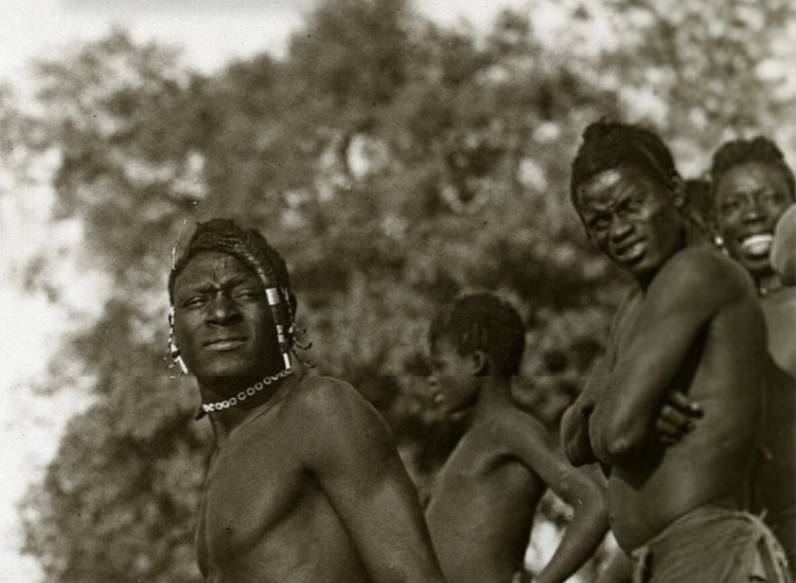 OziIkoro's tweet photo. Group of young men with braided hairstyles near the Benue River in present-day Nigeria, circa 1914. 

Photographed by Cecil Hayward. https://t.co/wSlwO4ML1h