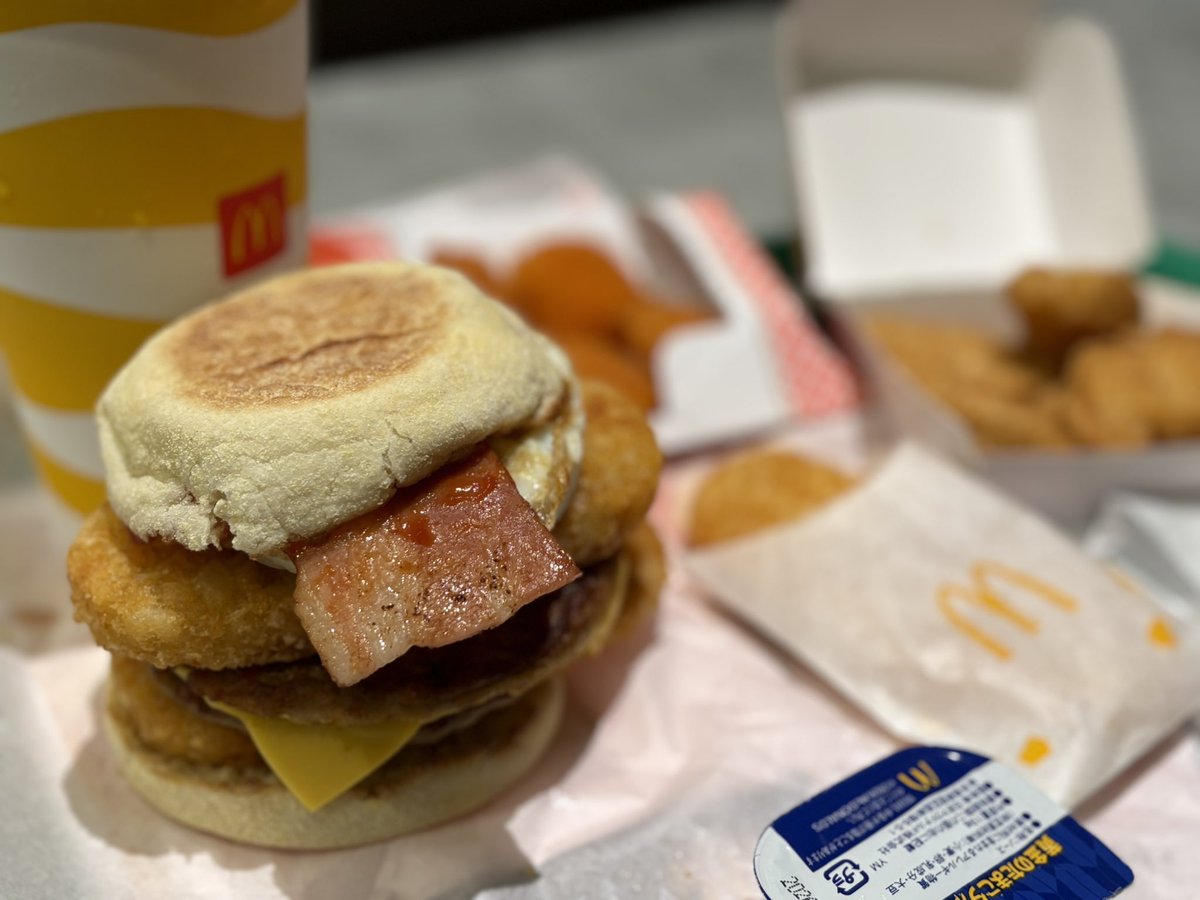 nukoshamacom's tweet photo. ※飯テロ注意
夜勤民が仕事終わりにマクドで朝マックするとこうなる。

名付けて
ビッグキングハッシュマック
遊びながらうめえもの生み出すの楽しいな

ps 朝なのでカロリーはゼロです。 https://t.co/FVi5VHp6AC