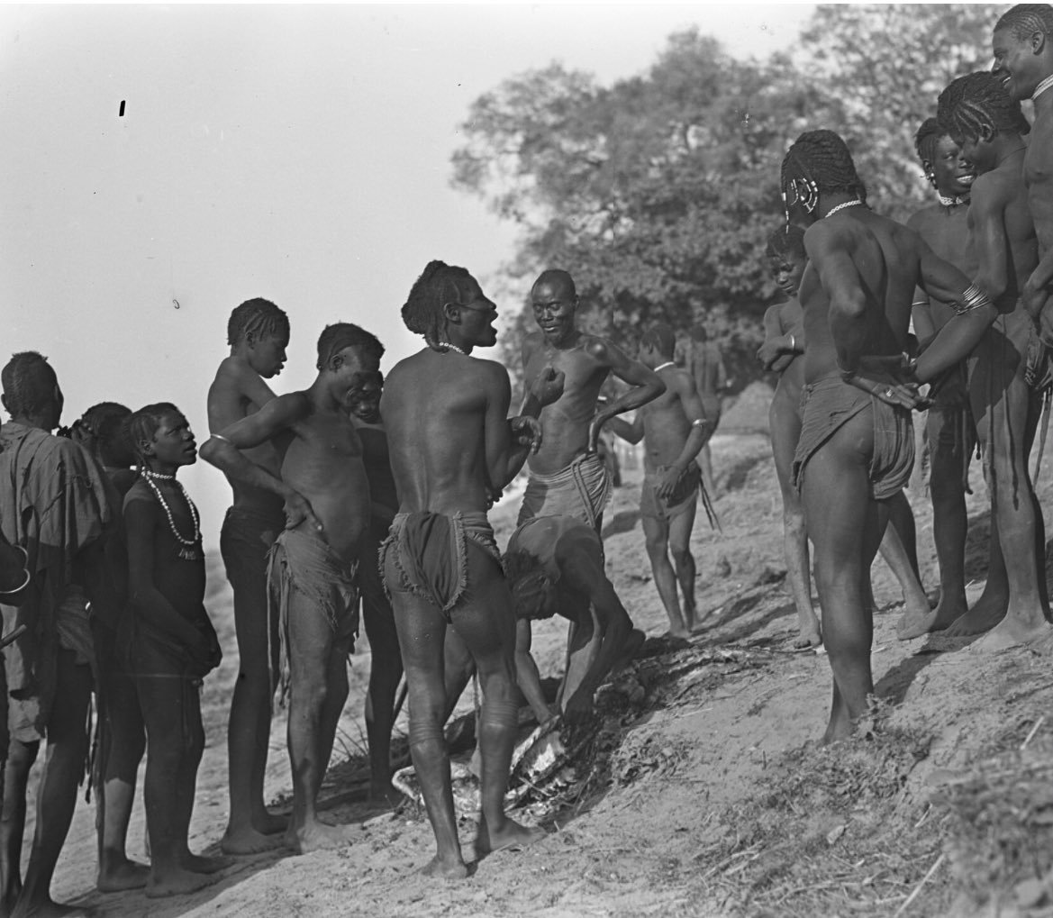 OziIkoro's tweet photo. Group of young men with braided hairstyles near the Benue River in present-day Nigeria, circa 1914. 

Photographed by Cecil Hayward. https://t.co/wSlwO4ML1h