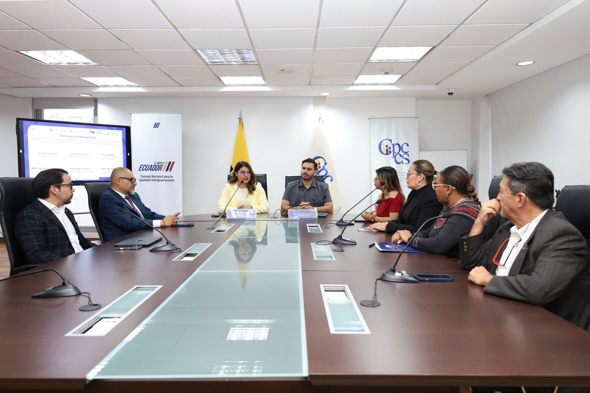 AndresFantoniB's tweet photo. El trabajo en territorio nos permite escuchar a la ciudadanía, pero los grandes cambios también nacen de los acuerdos alrededor de una mesa.

Junto a la Cooperación Alemana GIZ, avanzamos en el desarrollo de herramientas para fortalecer la rendición de cuentas a nivel nacional. https://t.co/dnZBdC649u
