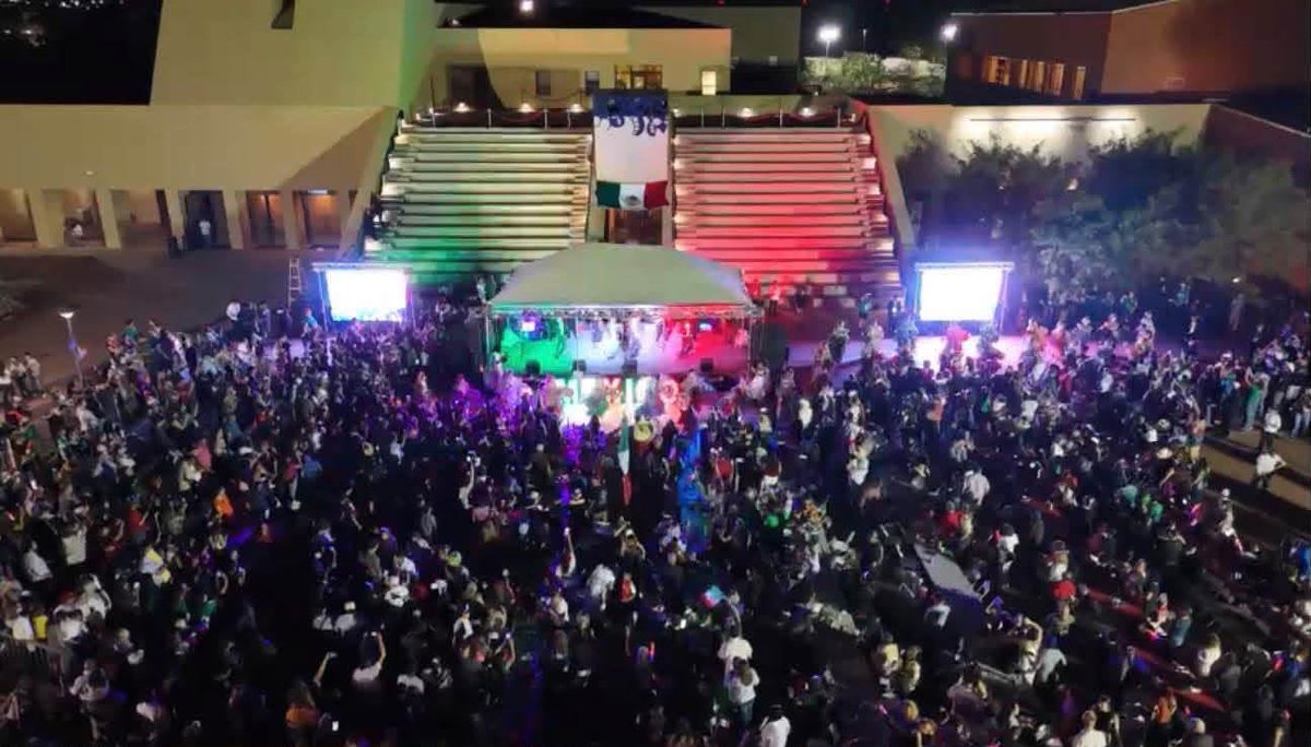 ConsulMexAlb's tweet photo. 📸 Así vivimos nuestra Fiesta Mexicana 2026 en el @NHCCNM .
Conmemoramos el 216 aniversario de la Independencia de México en una noche llena de música, baile, juegos, regalos, convivencia y sabores muy mexicanos. 

Esta celebración fue posible gracias al entusiasmo de nuestra comunidad y al compromiso de aliados, patrocinadores, artistas, medios de comunicación y colaboradores que se sumaron para hacer de esta noche un encuentro inolvidable.

Ayer recordamos que, aunque estemos lejos de nuestra tierra, México siempre se lleva en el corazón. ❤️🇲🇽

Gracias por acompañarnos, por celebrar juntos nuestras raíces y por hacer de esta Fiesta Mexicana un verdadero encuentro de Comunidad y orgullo mexicano.

¡Viva México! 🇲🇽
#CasaMéxicoEnNuevoMéxico
