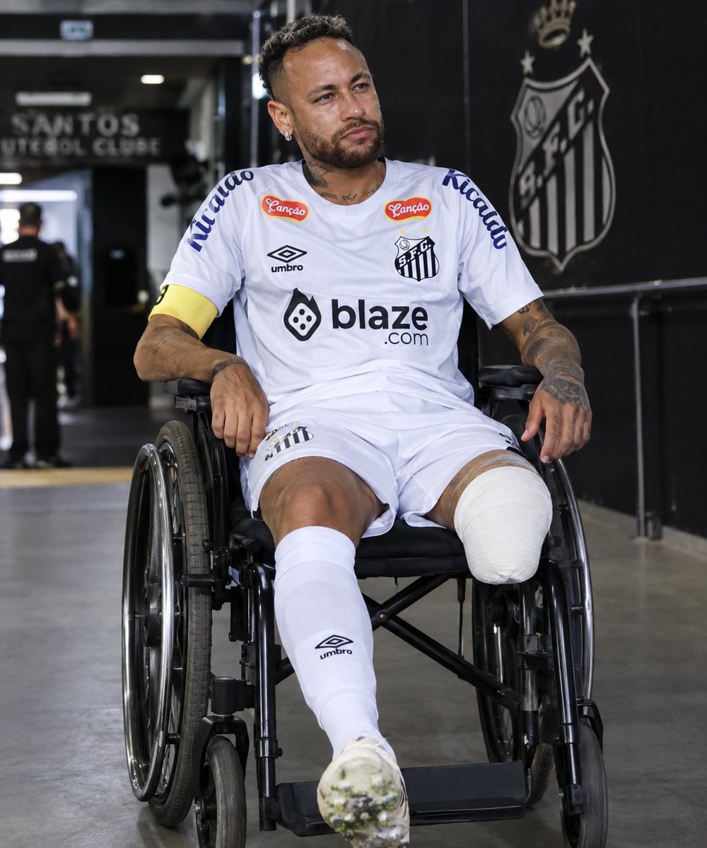 C0rneta_CAM's tweet photo. Neymar triste com a derrota do Santos https://t.co/RNkVaThv8q