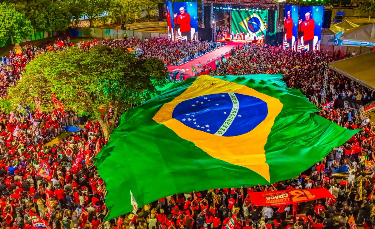 LulaOficial's tweet photo. Brasília e o Brasil prontos mais!

Juntos em Ceilândia (DF), ao lado das nossas candidatas ao Senado, @erikakokay  e @leiladovolei, e do nosso candidato ao governo, @leandrograss.  

Rumo à vitória!

📸 @ricardostuckert https://t.co/xxUCEU3Wiz