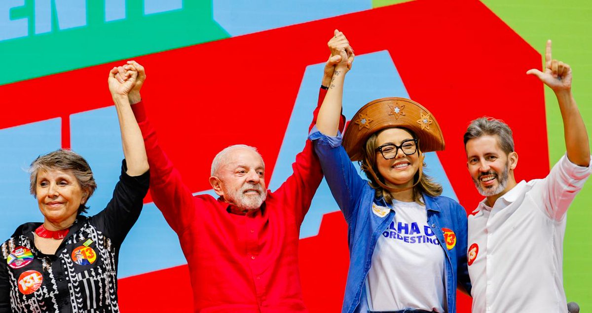LulaOficial's tweet photo. Brasília e o Brasil prontos mais!

Juntos em Ceilândia (DF), ao lado das nossas candidatas ao Senado, @erikakokay  e @leiladovolei, e do nosso candidato ao governo, @leandrograss.  

Rumo à vitória!

📸 @ricardostuckert https://t.co/xxUCEU3Wiz