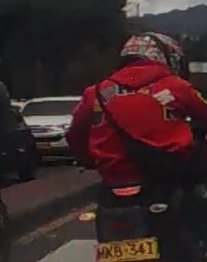 zz_negrita's tweet photo. @ColombiaOscura Este descarado se metió por la izquierda me pegó en el bomper,  al frenar me dió otra moto por detrás que venía distraído mirando para adelantarme. El de rojo paró adelante, al ver que el otro me estrelló, se voló. El otro aceptó su error, su moto se dañó, mi carro con dos golpes https://t.co/VQBenKbgmU